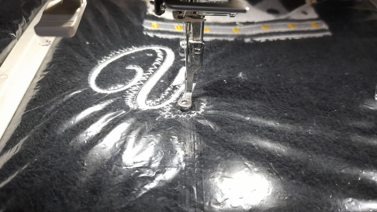 Janome 500E distorciona el bordado cuando los diseños son grandes, los descarrila, los desvía del trayecto